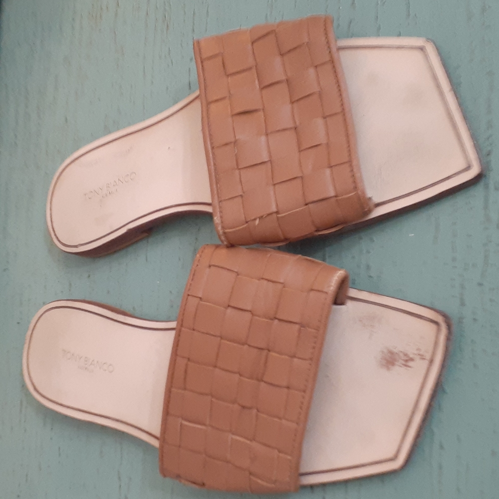 TONY BIANCO SANDALS SZ 8